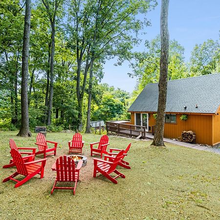 Quaint Loft Cabin W Hot Tub, Firepit, Deck & Grill Hedgesville Екстериор снимка