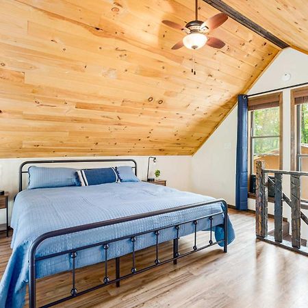 Quaint Loft Cabin W Hot Tub, Firepit, Deck & Grill Hedgesville Екстериор снимка