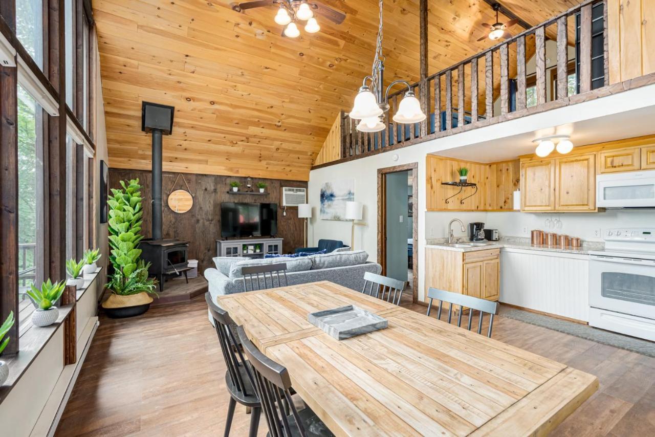 Quaint Loft Cabin W Hot Tub, Firepit, Deck & Grill Hedgesville Екстериор снимка