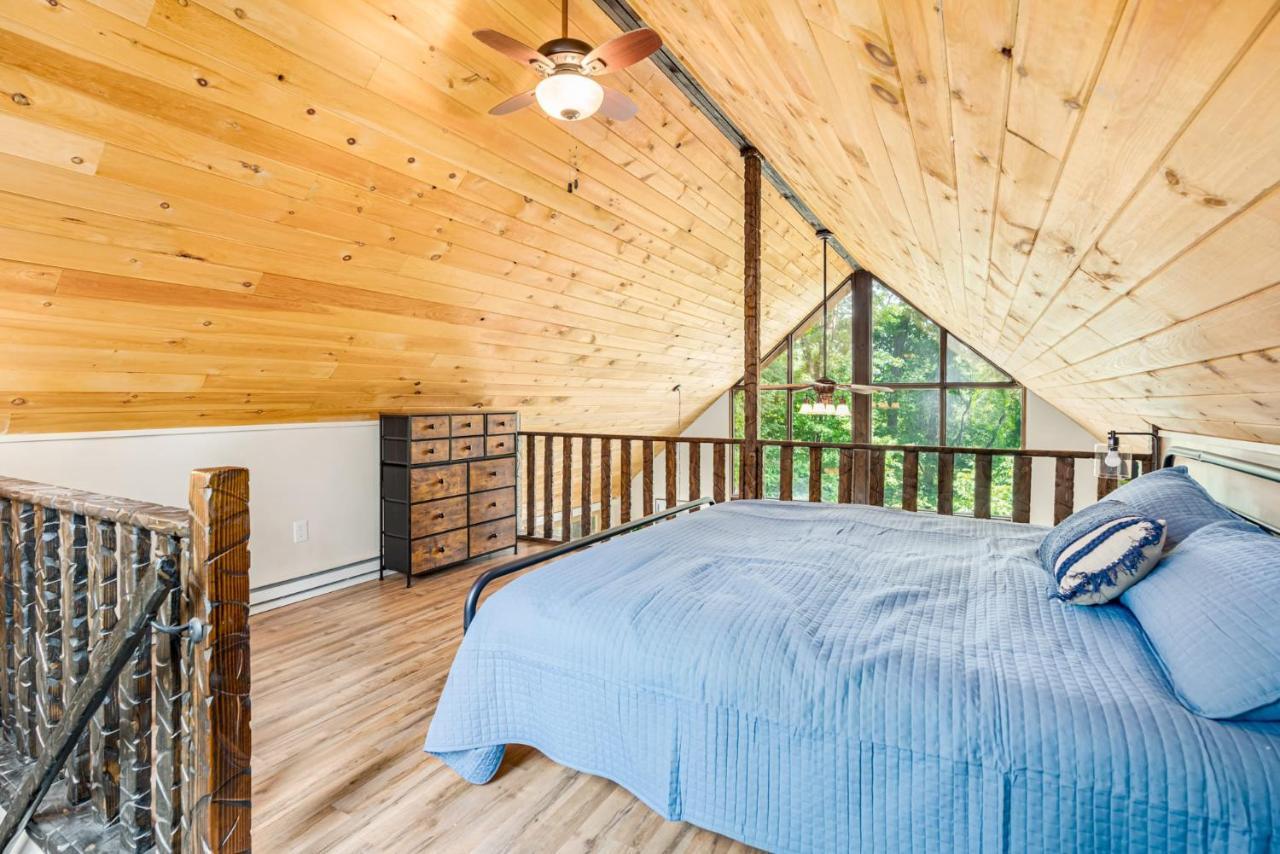 Quaint Loft Cabin W Hot Tub, Firepit, Deck & Grill Hedgesville Екстериор снимка