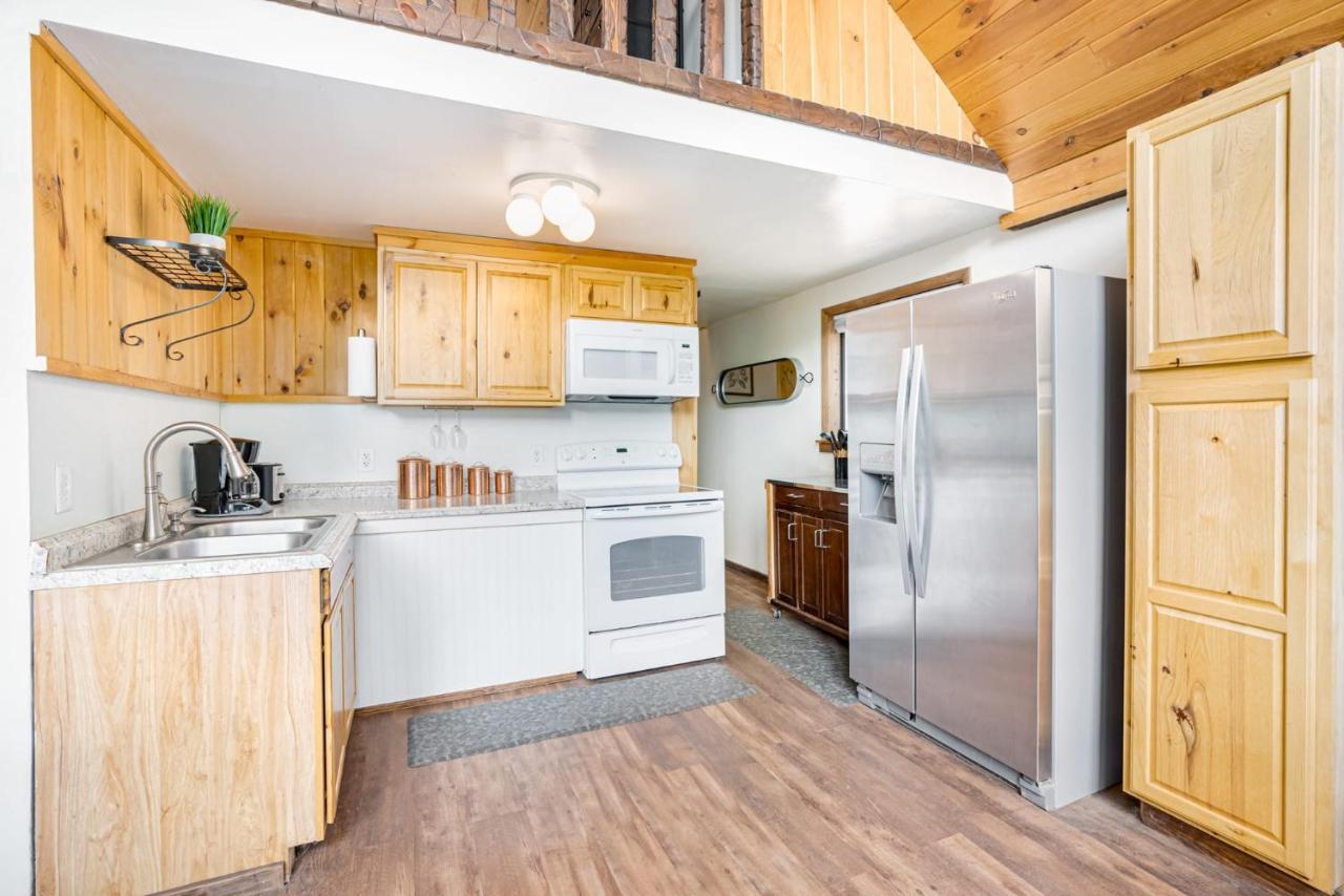 Quaint Loft Cabin W Hot Tub, Firepit, Deck & Grill Hedgesville Екстериор снимка