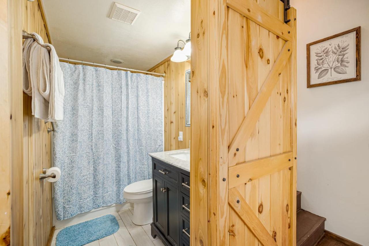 Quaint Loft Cabin W Hot Tub, Firepit, Deck & Grill Hedgesville Екстериор снимка