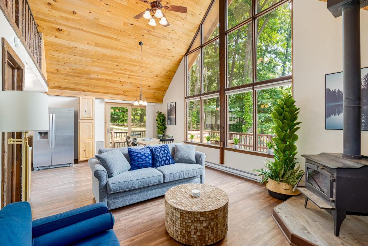Quaint Loft Cabin W Hot Tub, Firepit, Deck & Grill Hedgesville Екстериор снимка