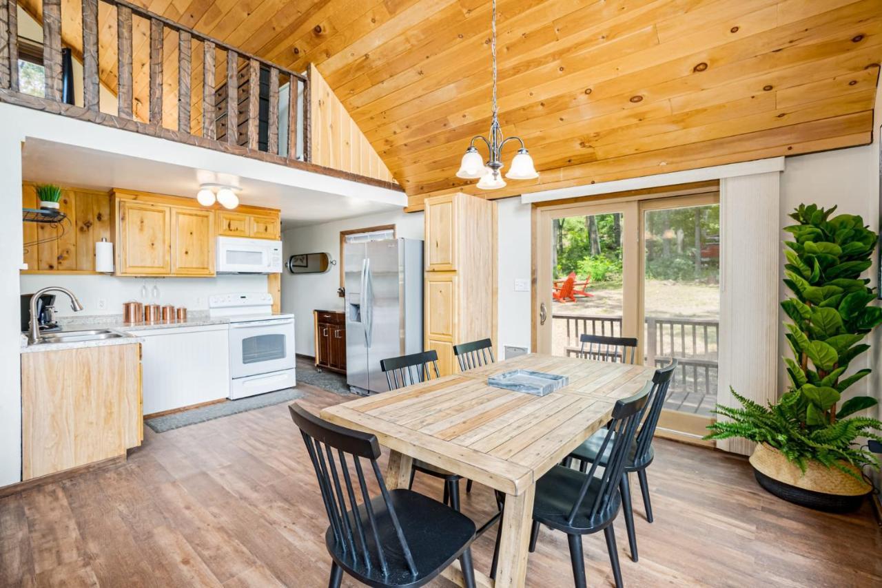 Quaint Loft Cabin W Hot Tub, Firepit, Deck & Grill Hedgesville Екстериор снимка