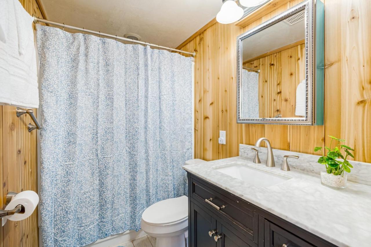 Quaint Loft Cabin W Hot Tub, Firepit, Deck & Grill Hedgesville Екстериор снимка