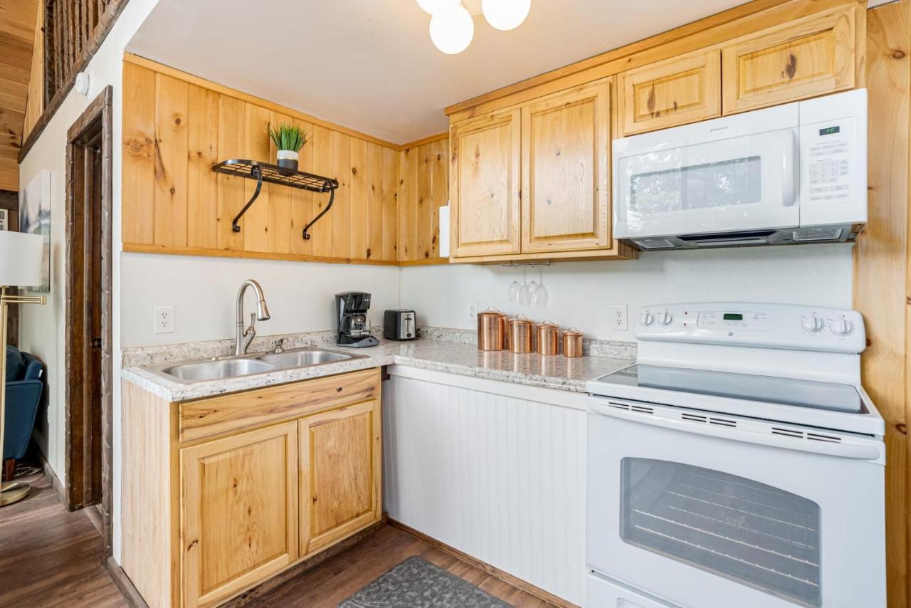 Quaint Loft Cabin W Hot Tub, Firepit, Deck & Grill Hedgesville Екстериор снимка