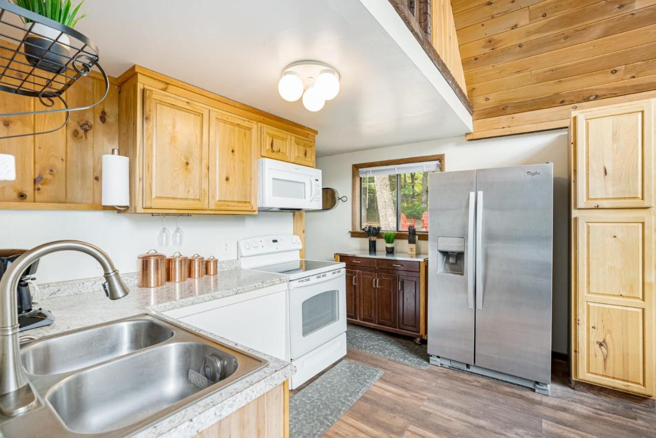 Quaint Loft Cabin W Hot Tub, Firepit, Deck & Grill Hedgesville Екстериор снимка