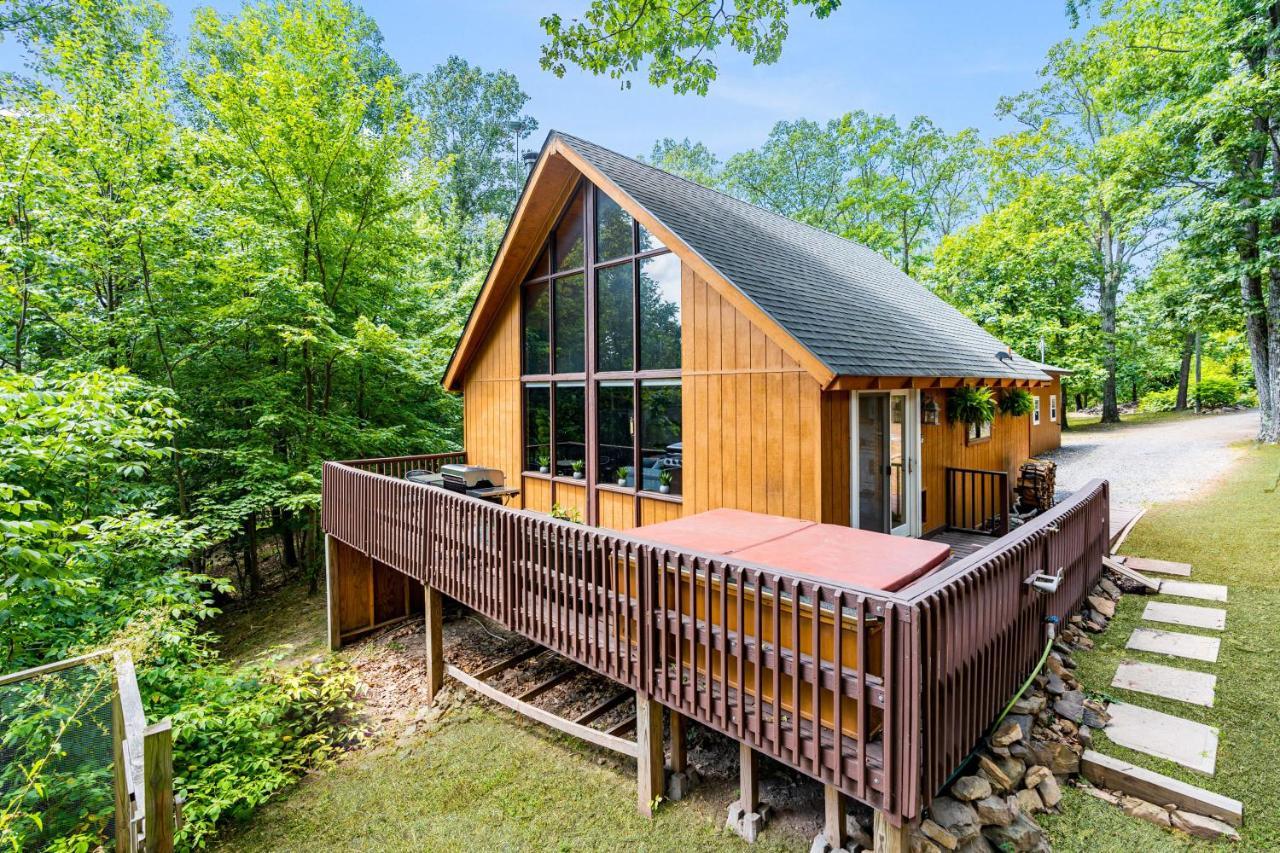 Quaint Loft Cabin W Hot Tub, Firepit, Deck & Grill Hedgesville Екстериор снимка
