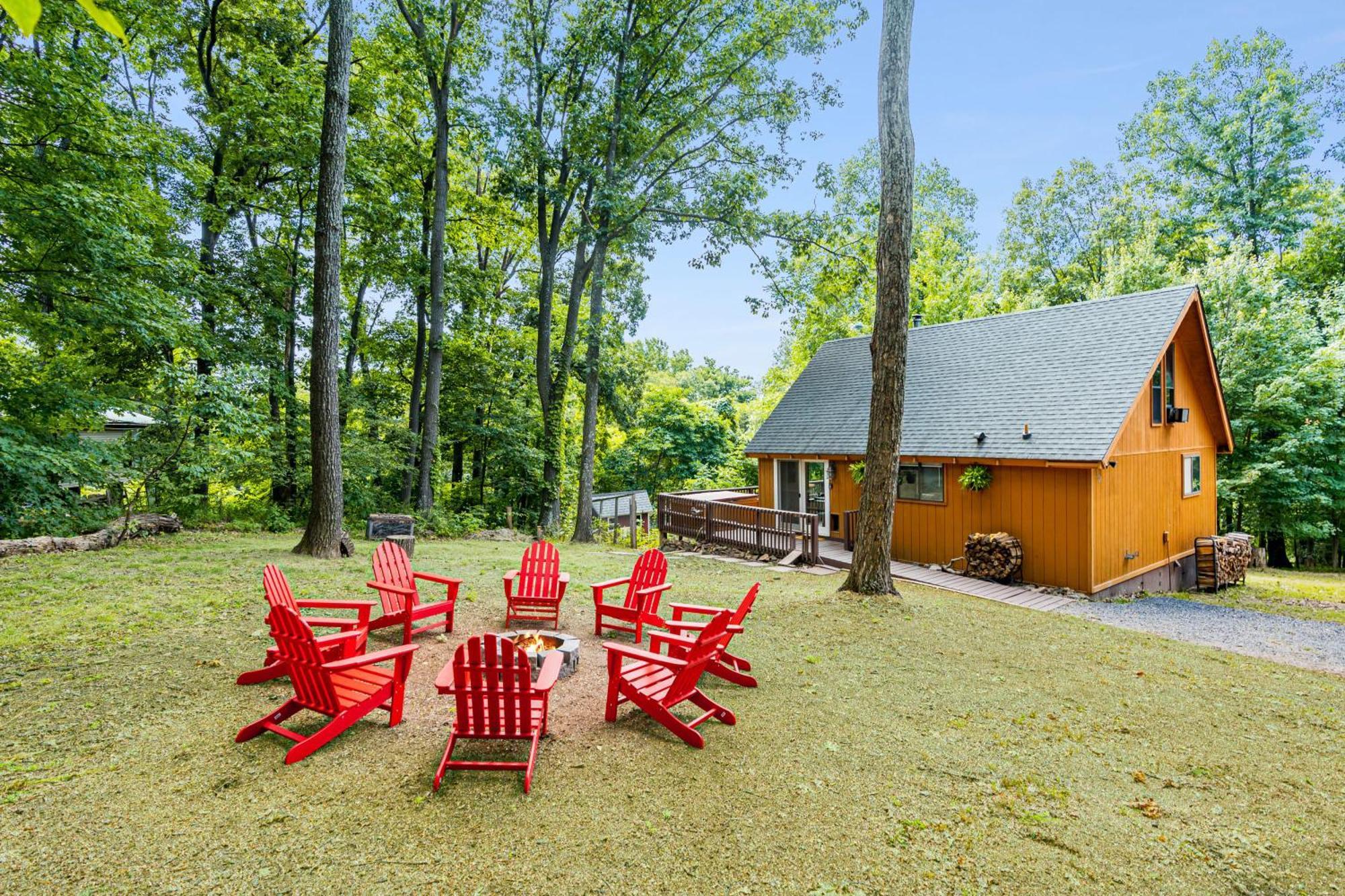 Quaint Loft Cabin W Hot Tub, Firepit, Deck & Grill Hedgesville Екстериор снимка