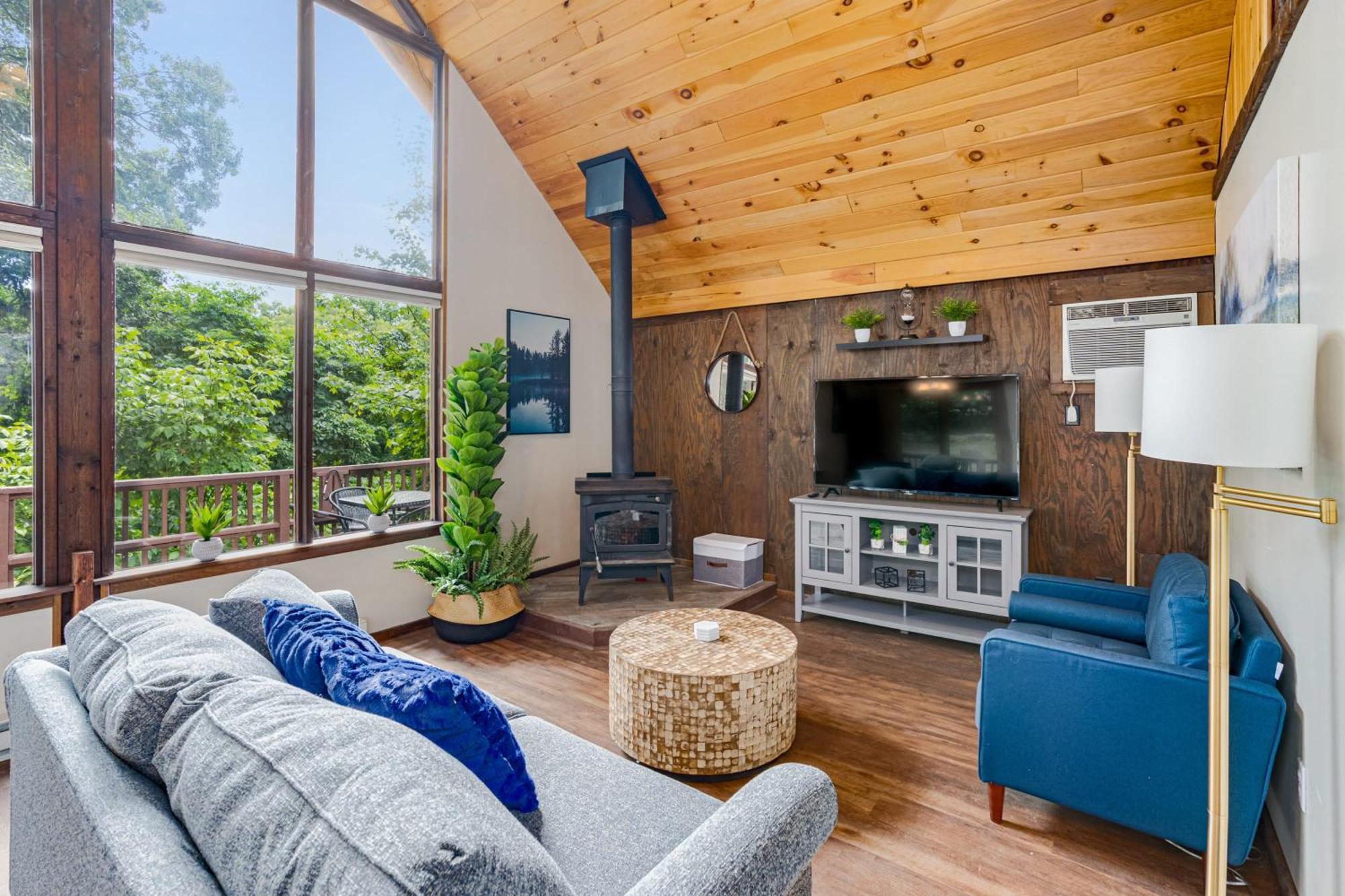 Quaint Loft Cabin W Hot Tub, Firepit, Deck & Grill Hedgesville Екстериор снимка