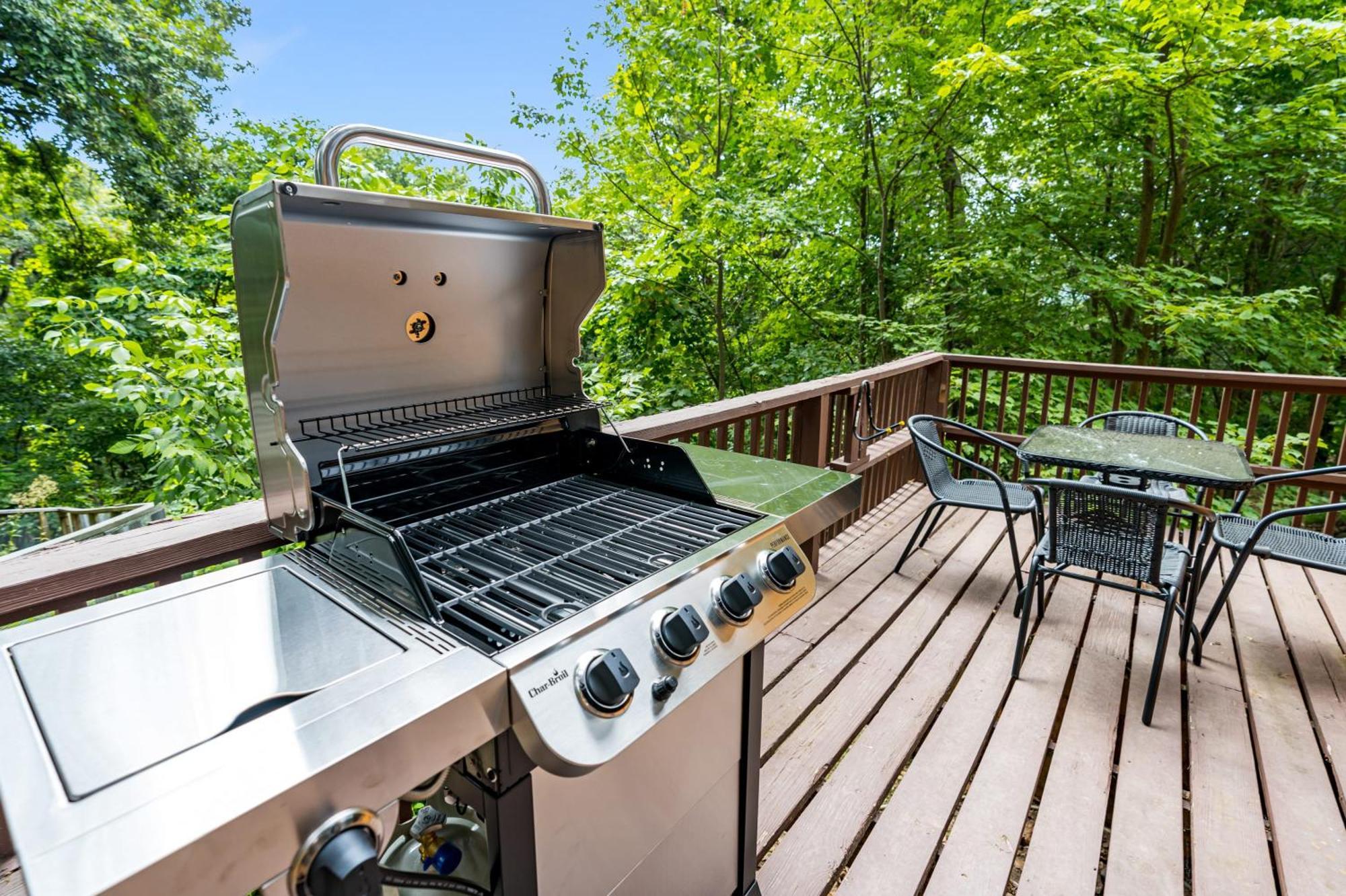 Quaint Loft Cabin W Hot Tub, Firepit, Deck & Grill Hedgesville Екстериор снимка