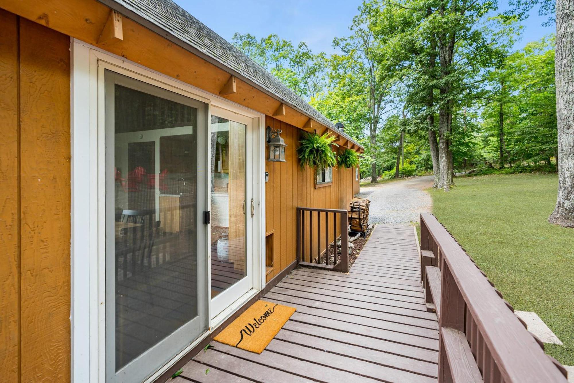 Quaint Loft Cabin W Hot Tub, Firepit, Deck & Grill Hedgesville Екстериор снимка