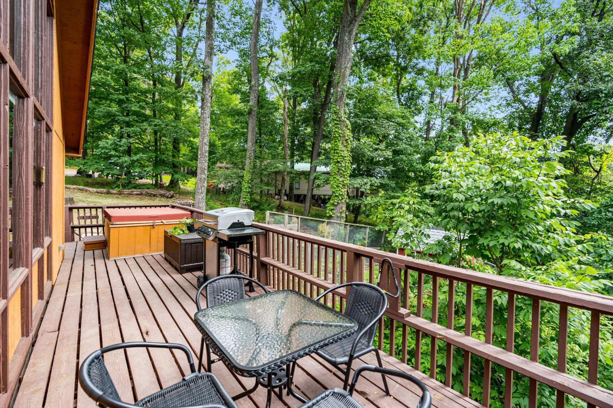Quaint Loft Cabin W Hot Tub, Firepit, Deck & Grill Hedgesville Екстериор снимка