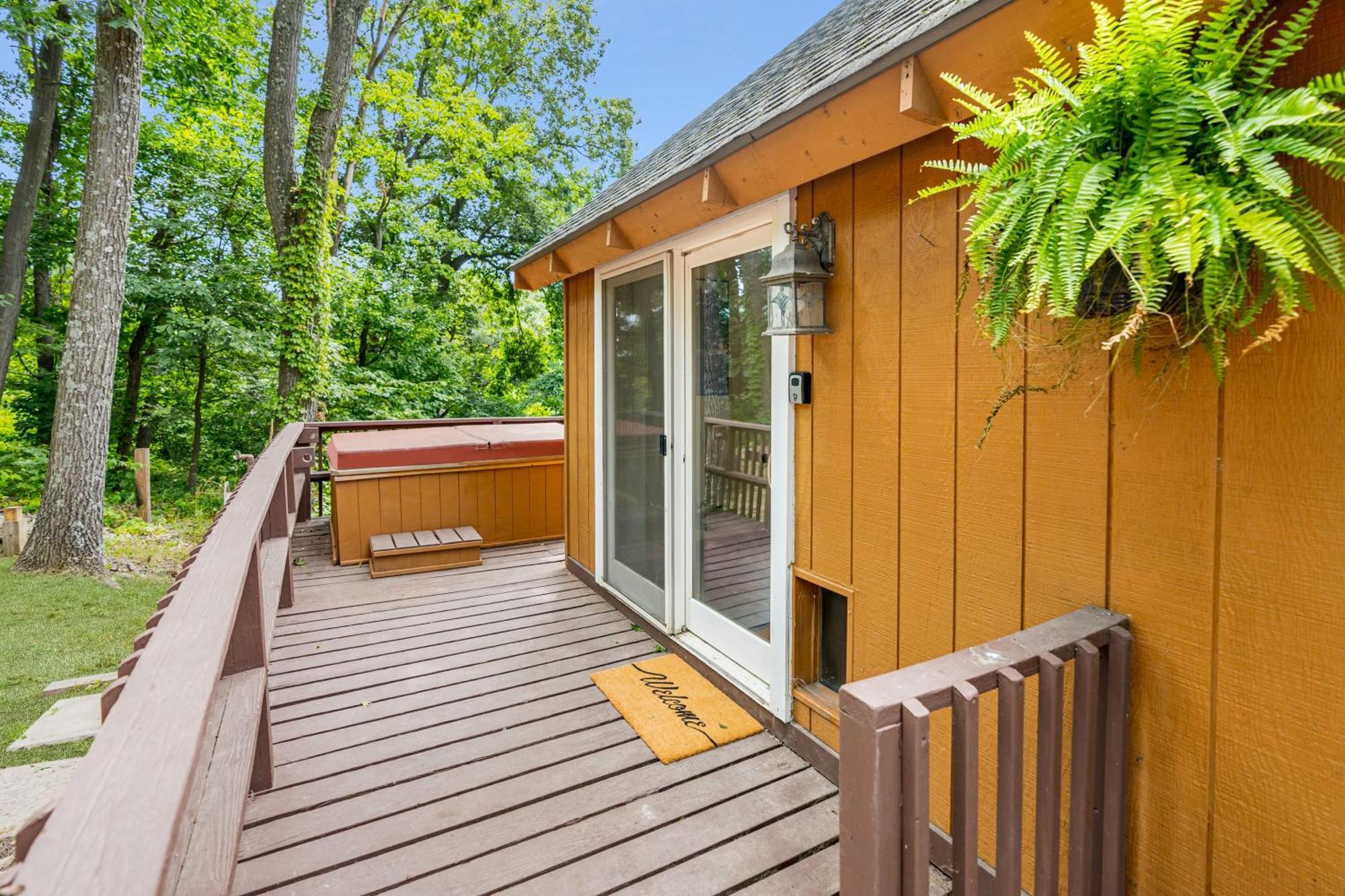 Quaint Loft Cabin W Hot Tub, Firepit, Deck & Grill Hedgesville Екстериор снимка