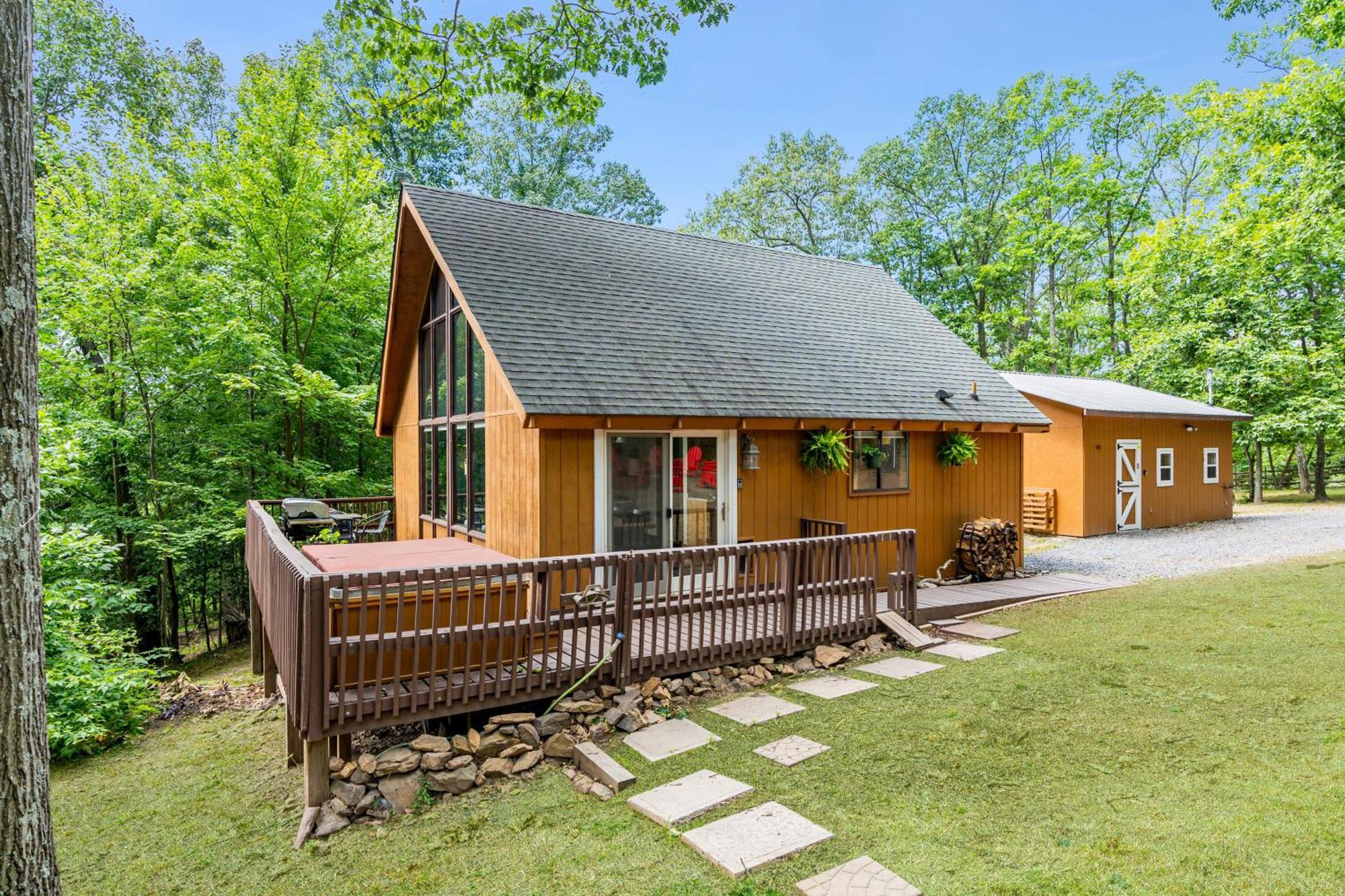 Quaint Loft Cabin W Hot Tub, Firepit, Deck & Grill Hedgesville Екстериор снимка