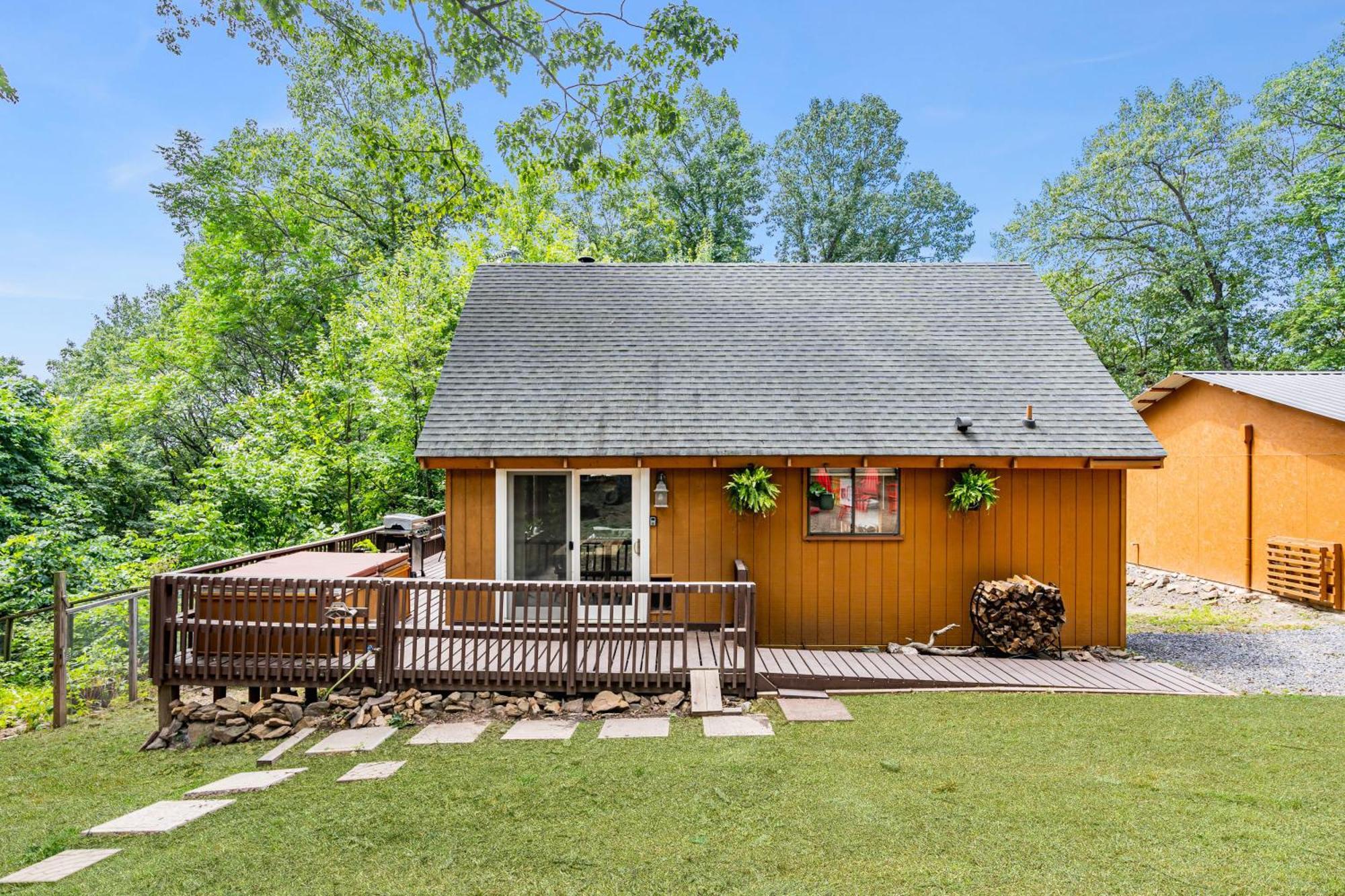 Quaint Loft Cabin W Hot Tub, Firepit, Deck & Grill Hedgesville Екстериор снимка