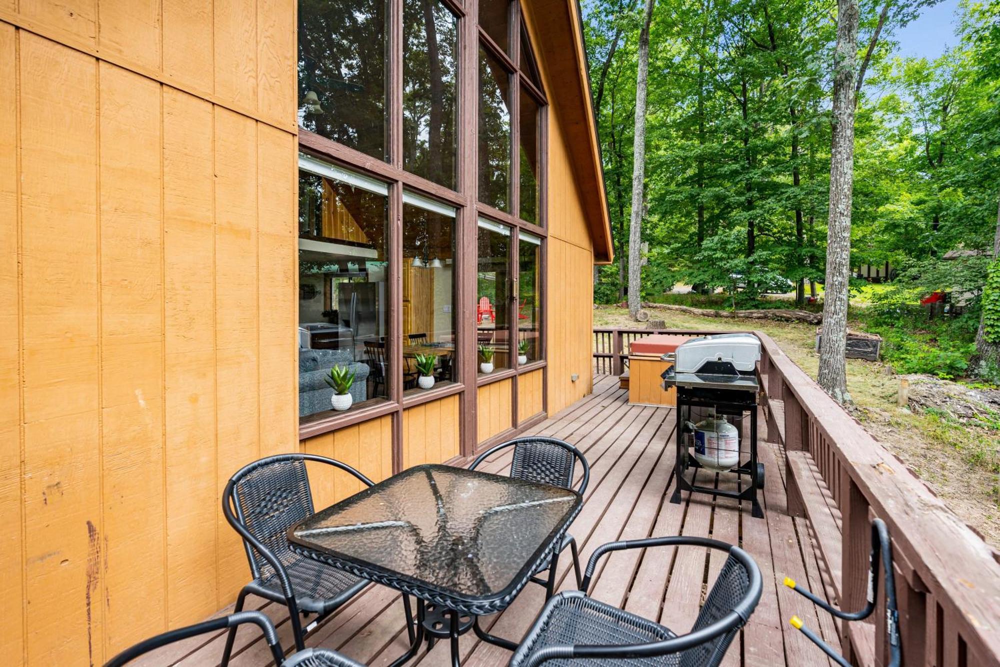 Quaint Loft Cabin W Hot Tub, Firepit, Deck & Grill Hedgesville Екстериор снимка