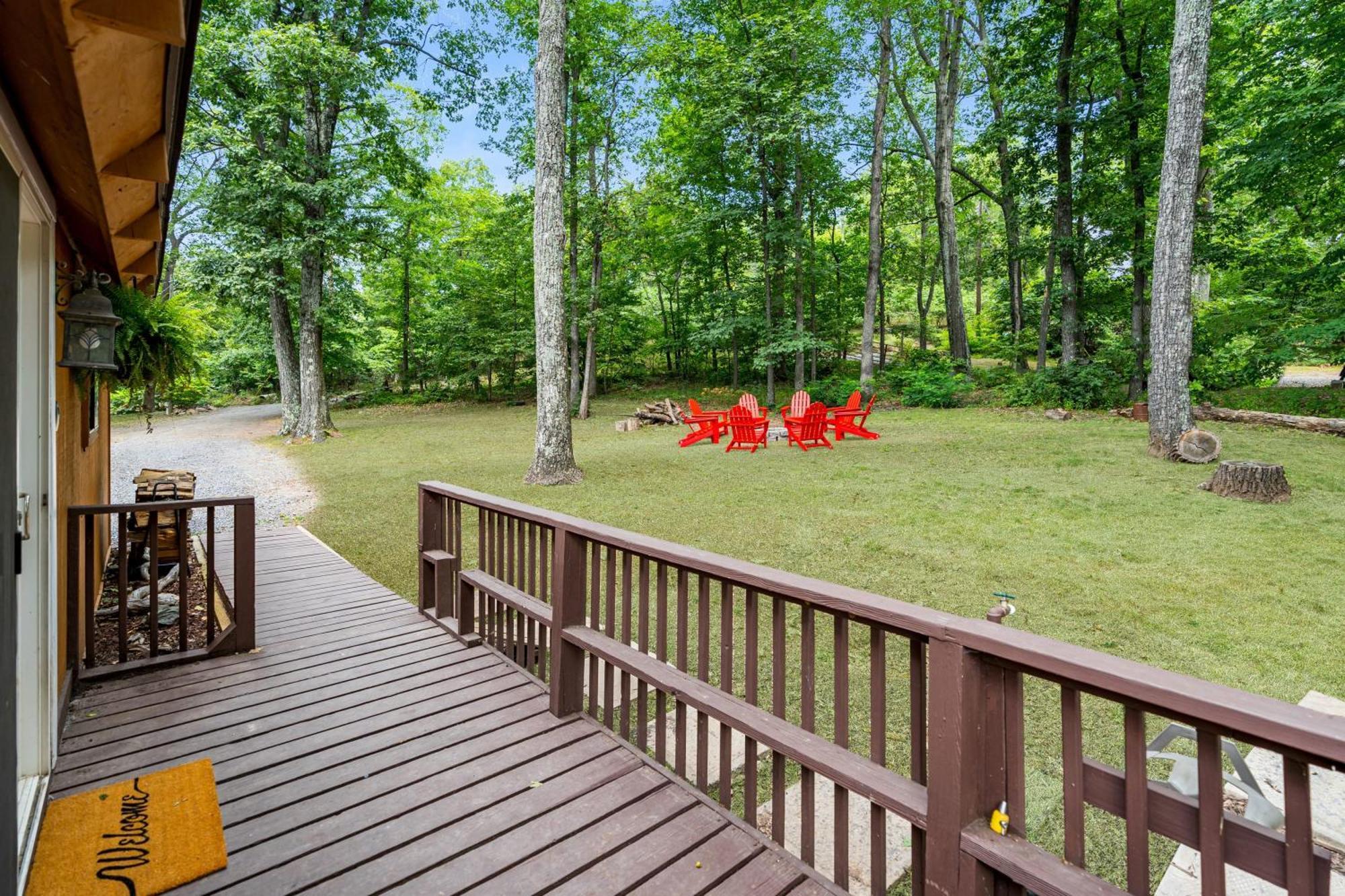 Quaint Loft Cabin W Hot Tub, Firepit, Deck & Grill Hedgesville Екстериор снимка