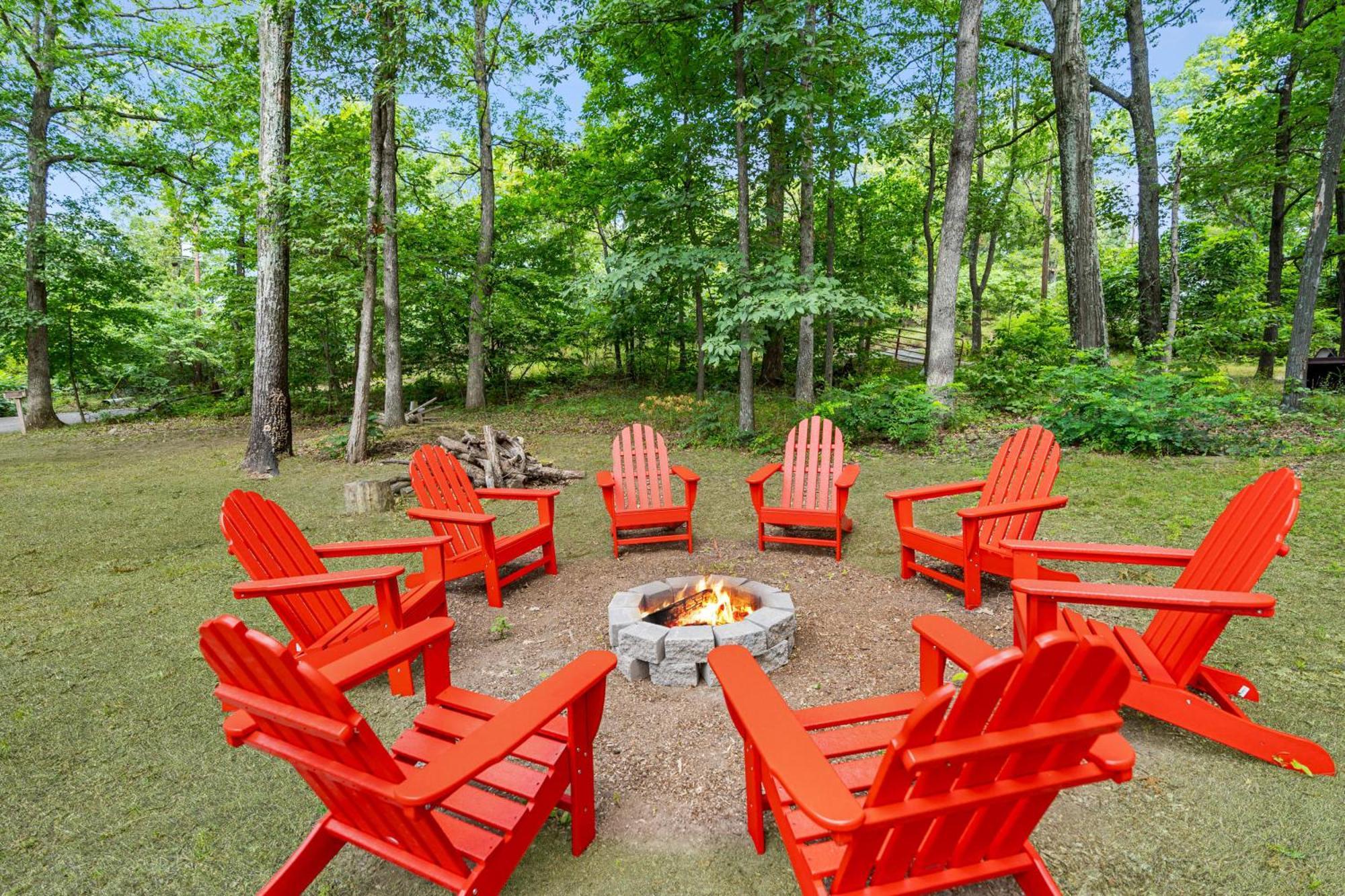 Quaint Loft Cabin W Hot Tub, Firepit, Deck & Grill Hedgesville Екстериор снимка
