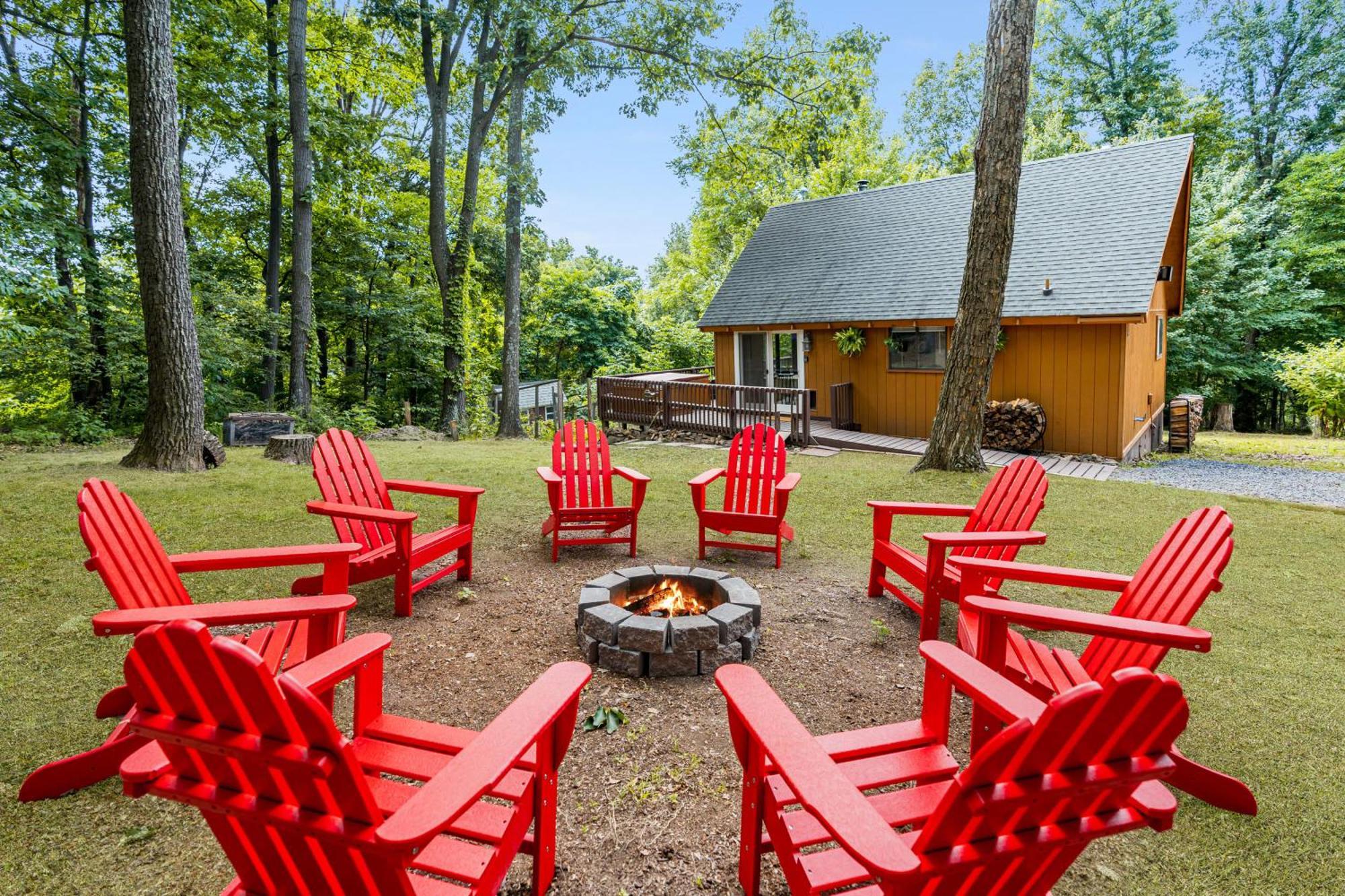 Quaint Loft Cabin W Hot Tub, Firepit, Deck & Grill Hedgesville Екстериор снимка