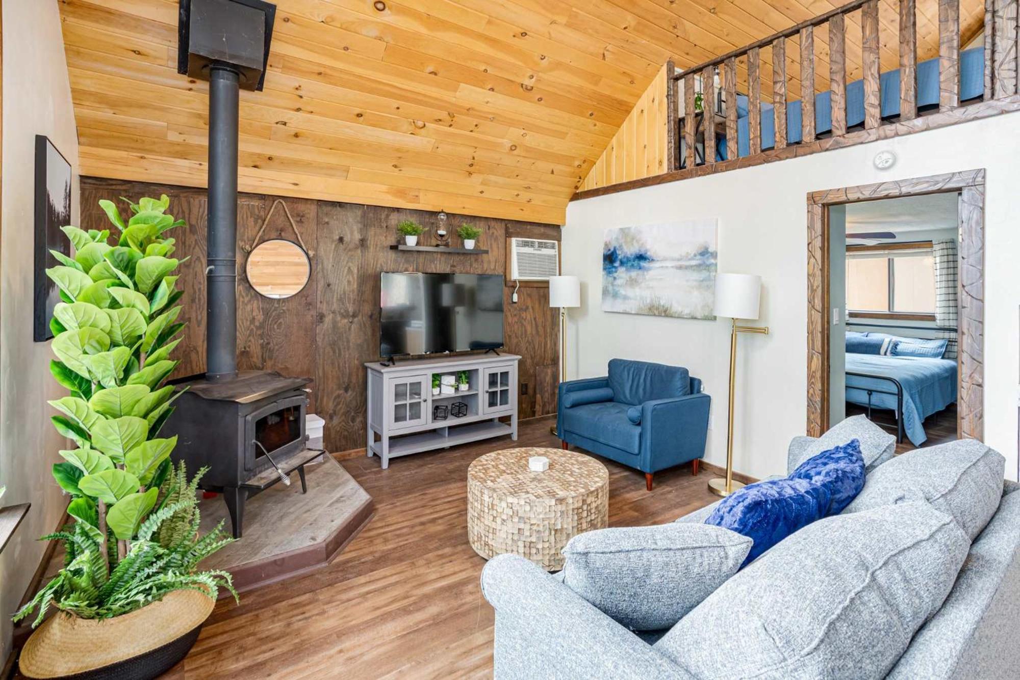 Quaint Loft Cabin W Hot Tub, Firepit, Deck & Grill Hedgesville Екстериор снимка